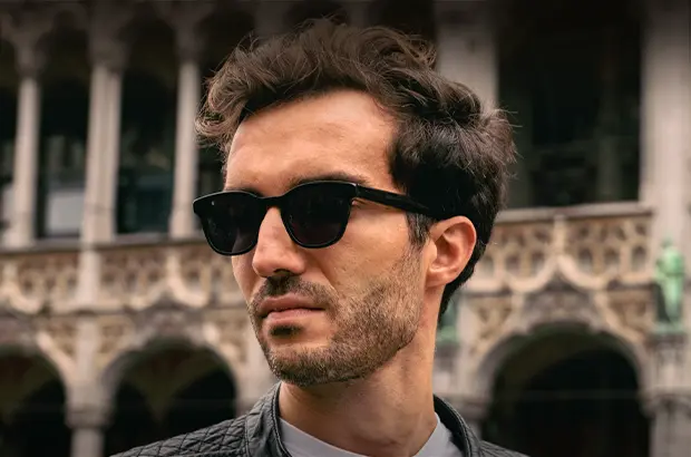 Modèle portant des lunettes solaires durables belges signées Bloom Brussels.