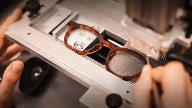 Fabrication artisanale de lunettes dans l’atelier Bloom Brussels.