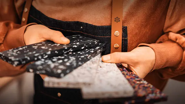 Matières premières circulaires utilisées pour la fabrication de lunettes durables.