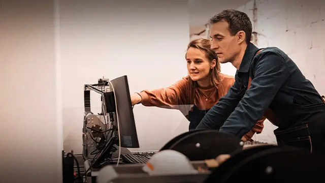 Fabrication artisanale de lunettes dans l’atelier Bloom Brussels.