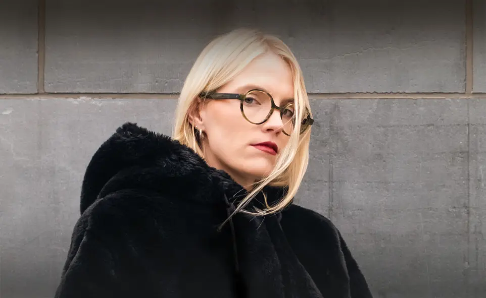 Modèle portant des lunettes durables belges signées Bloom Brussels.