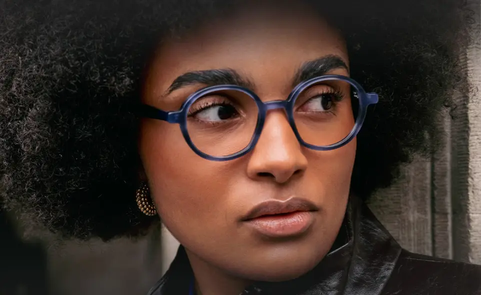 Modèle portant des lunettes durables belges signées Bloom Brussels.