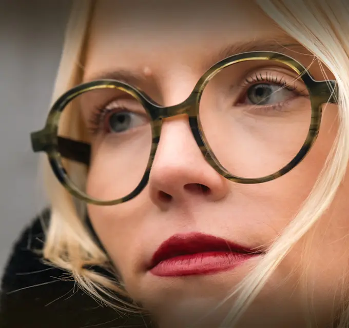 Modèle portant des lunettes durables belges signées Bloom Brussels.
