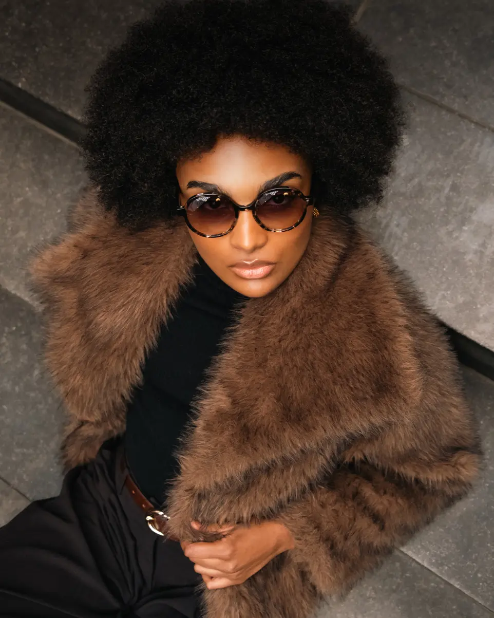 Modèle portant des lunettes solaires durables belges signées Bloom Brussels.