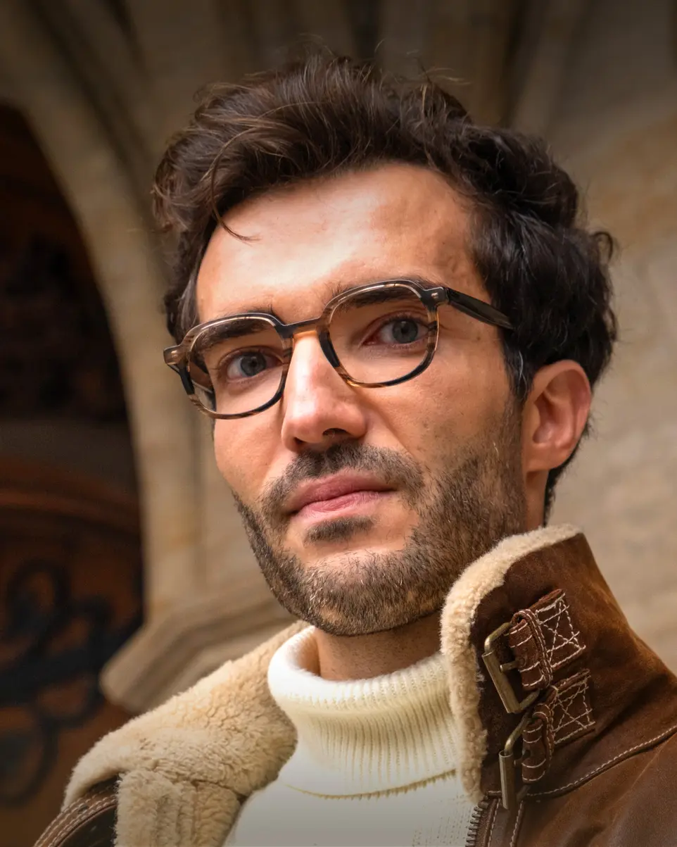 Modèle portant des lunettes durables belges signées Bloom Brussels.