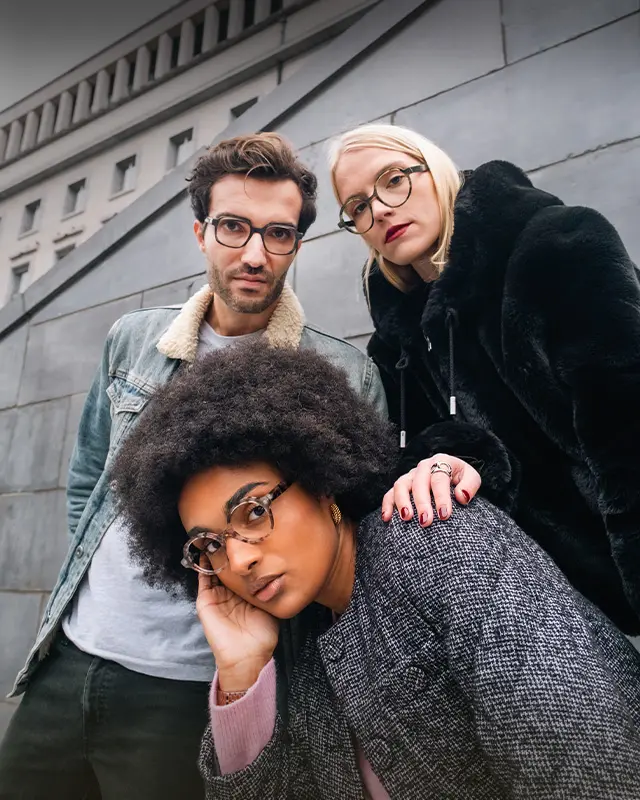 Modèles portant des lunettes durables belges signées Bloom Brussels.